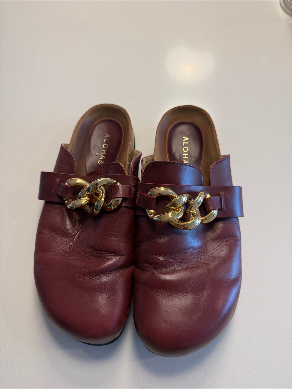 ALOHAS Wine Leather Mule with Chunky Gold Chain